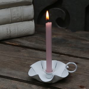 valkoinen kynttilänjalka sormikahvalla ohut kynttilä