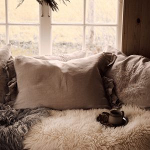 Femme Facon tyynynpäällinen röyhelöillä